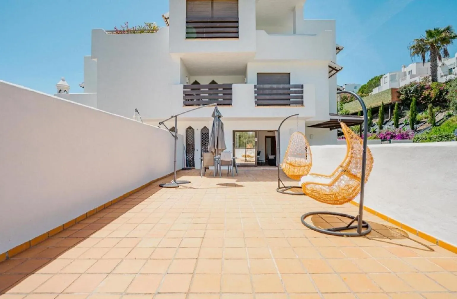 36 Apartment With Large Garden, Pool And Padel Court In Golf Hills 에스테포나 0*,  스페인